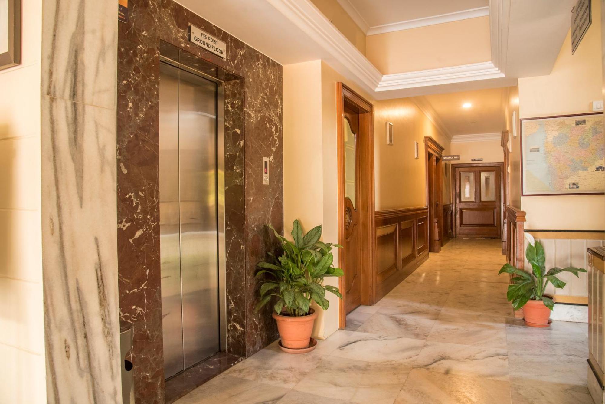 Hotel Ayodhya Колхапур Екстериор снимка