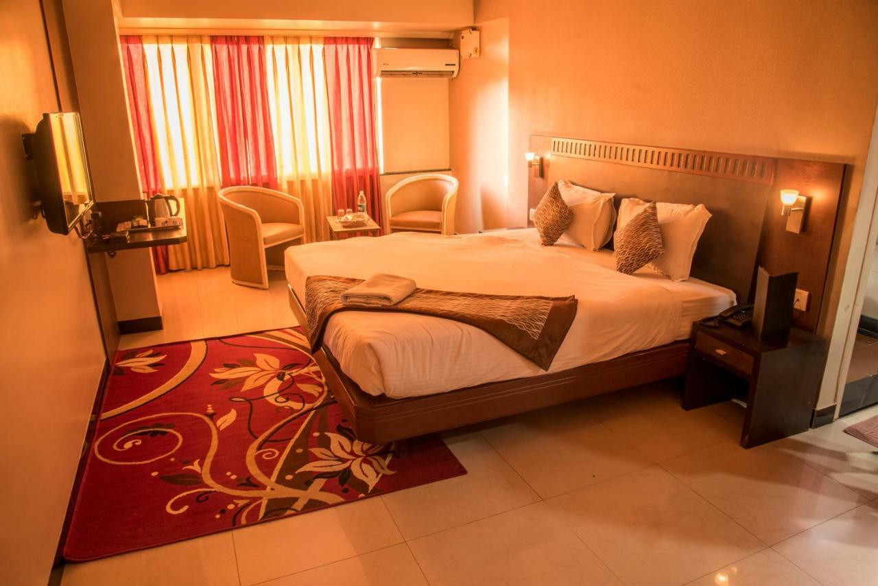 Hotel Ayodhya Колхапур Екстериор снимка