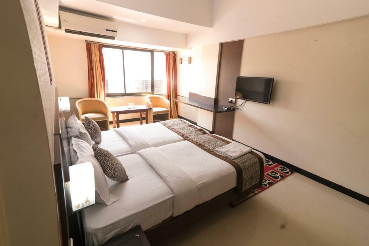 Hotel Ayodhya Колхапур Екстериор снимка