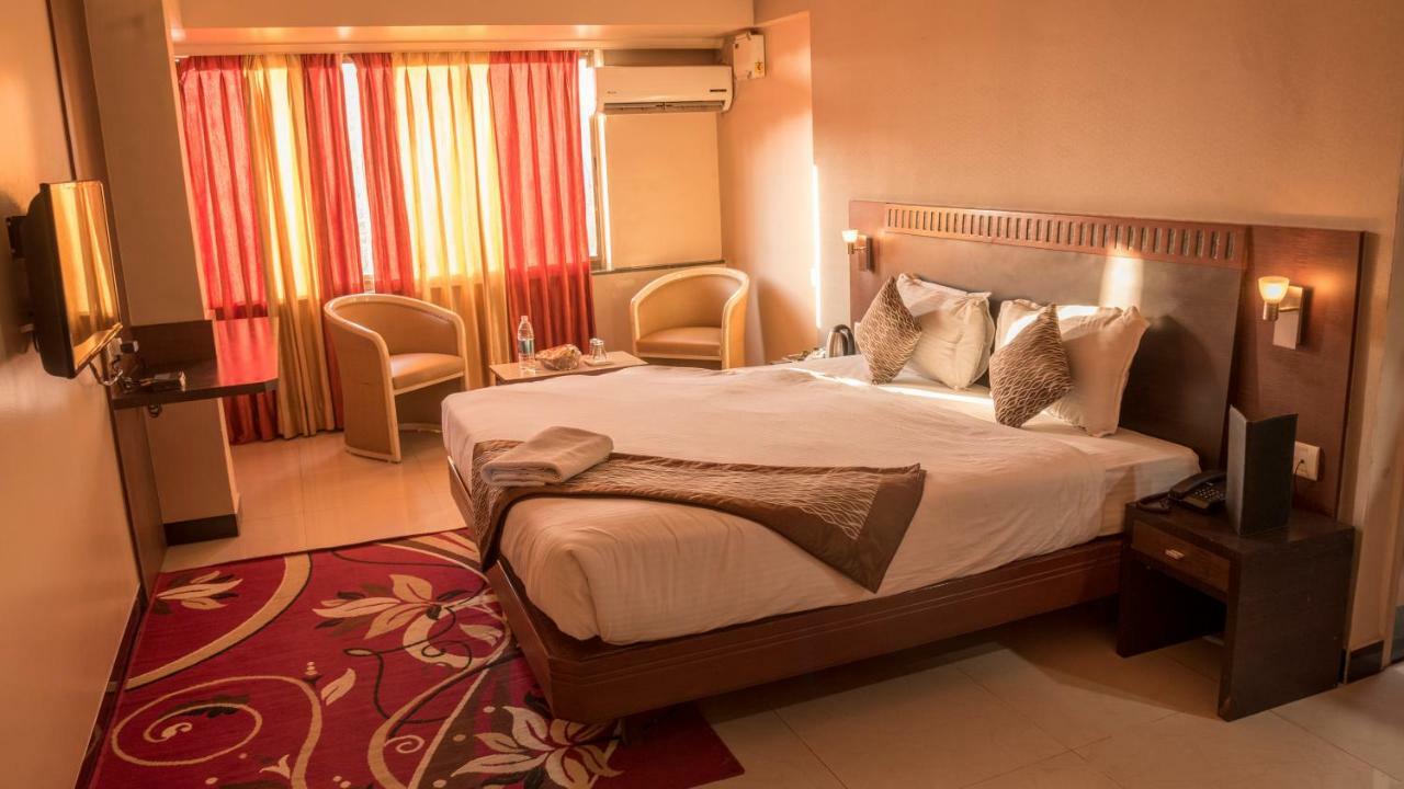 Hotel Ayodhya Колхапур Екстериор снимка