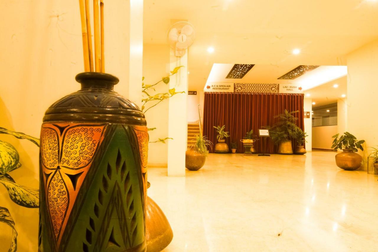 Hotel Ayodhya Колхапур Екстериор снимка