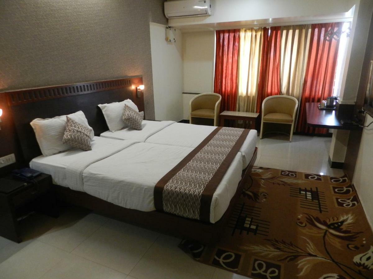 Hotel Ayodhya Колхапур Екстериор снимка