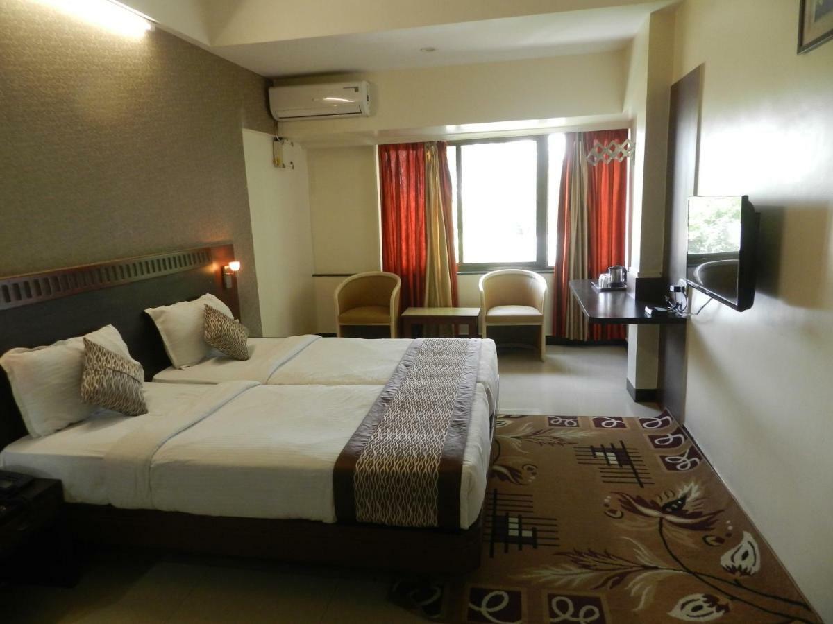 Hotel Ayodhya Колхапур Екстериор снимка