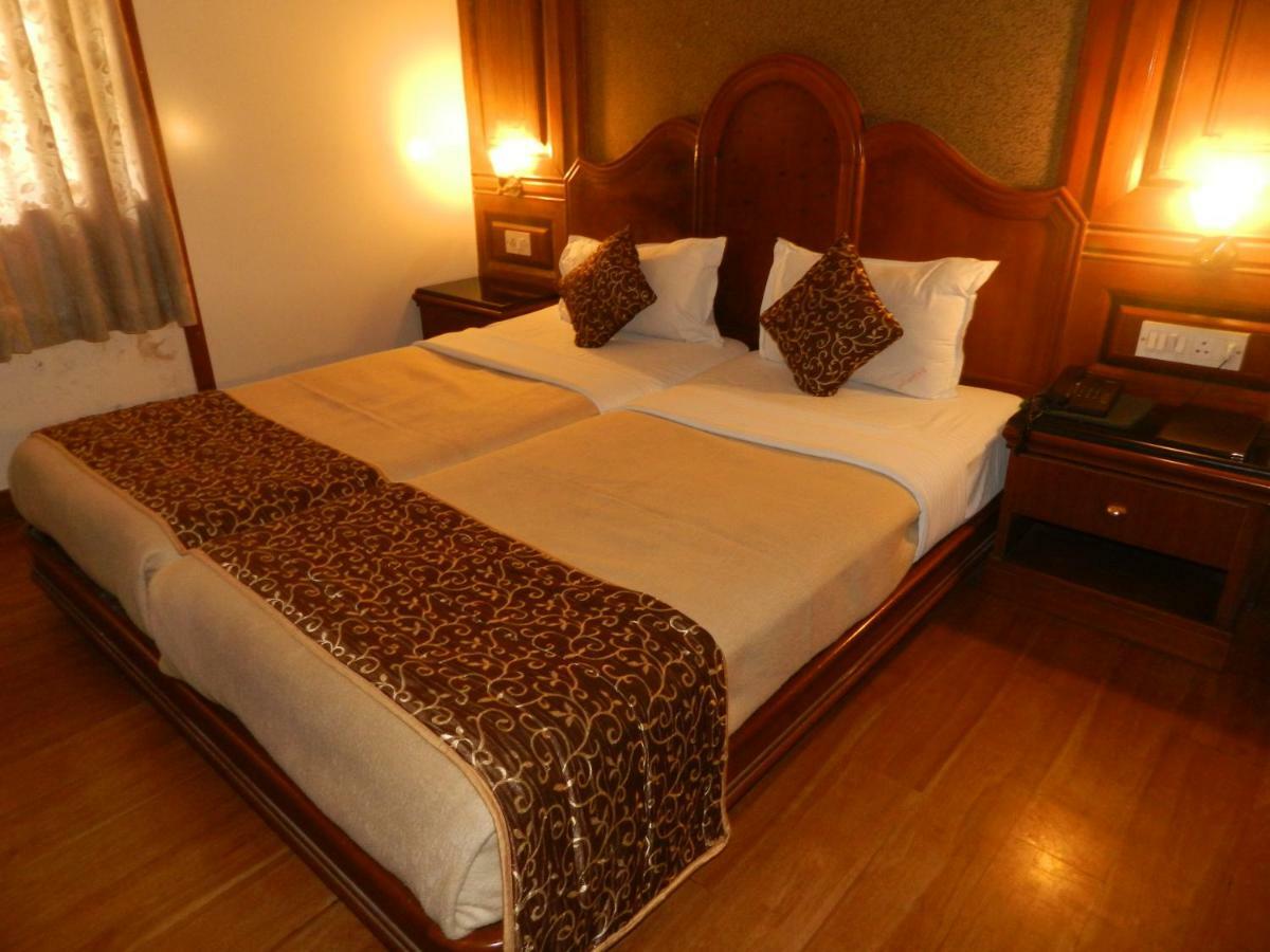 Hotel Ayodhya Колхапур Екстериор снимка