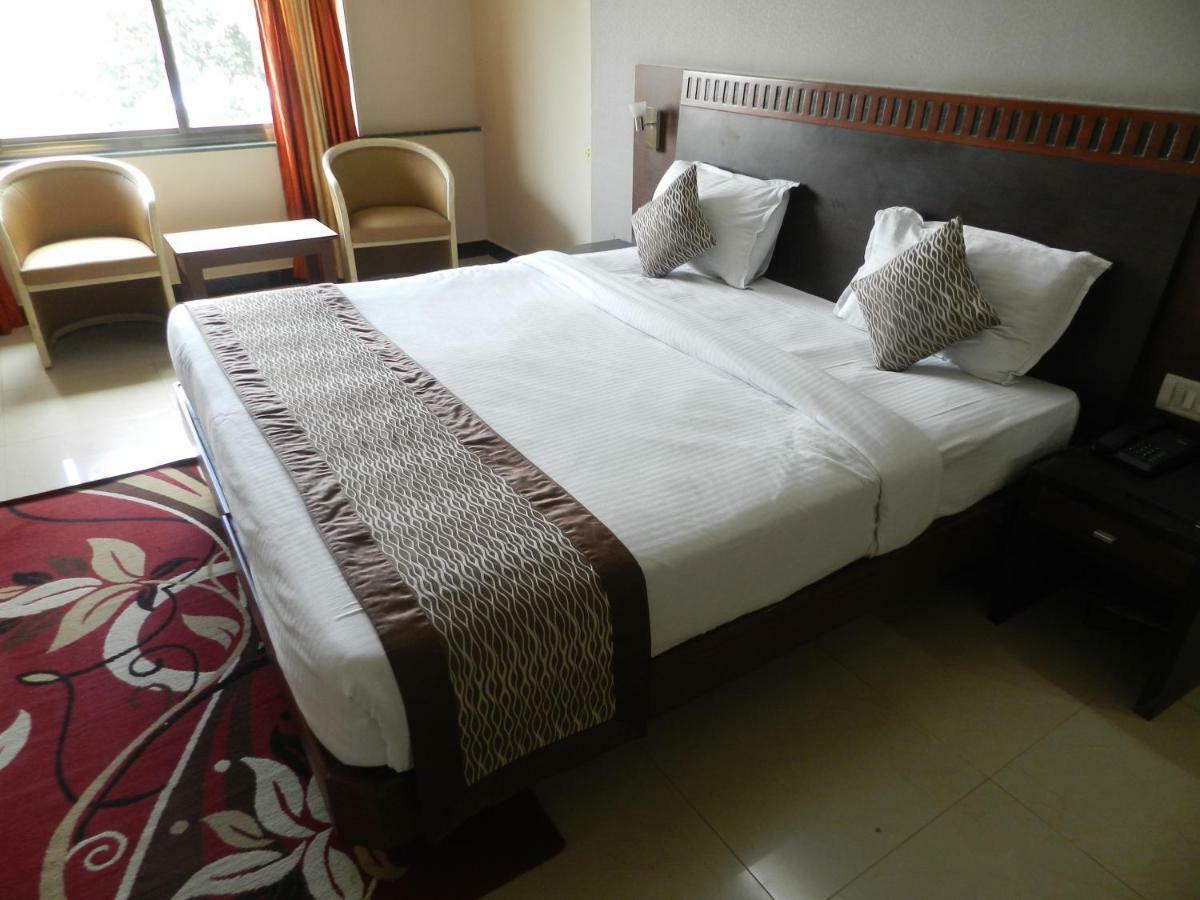 Hotel Ayodhya Колхапур Екстериор снимка
