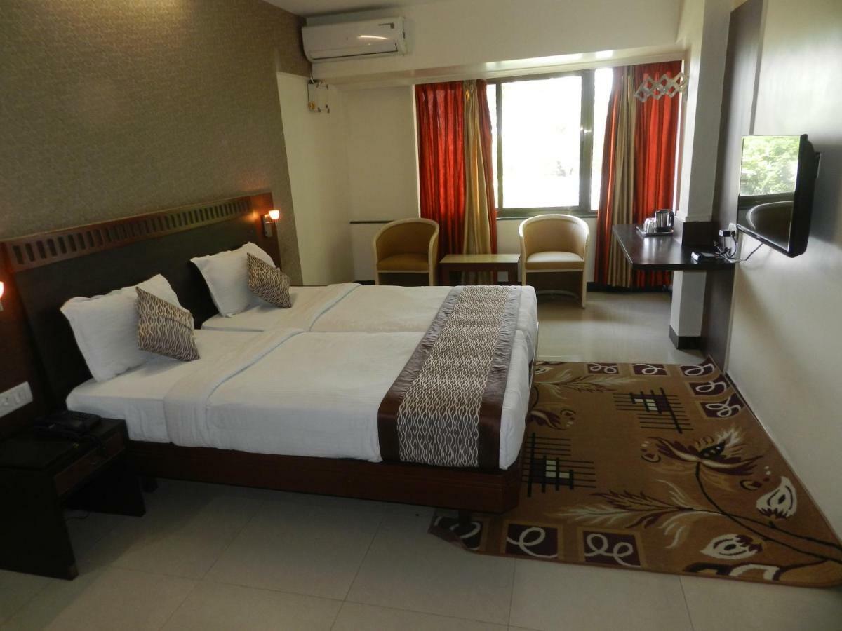 Hotel Ayodhya Колхапур Екстериор снимка